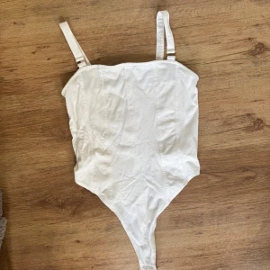 Vit body - Vit strungbody från H&M