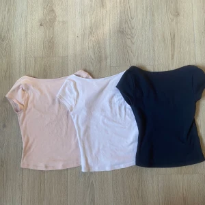 3-pack toppar/t-shirts - Säljer tre toppar/t-shirts från Gina Tricot i färgerna ljusrosa, vit och svart❤️nypris 150kr st💓alla för 300kr