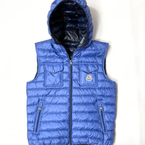 Moncler Gers Gilet Hooded Vest - Clean blå dunväst från Moncler. Klarblå utsida med navy lining. Perfekt året om! Size: 1 / S. Skick: 9/10. Retail: 9,200 SEK.