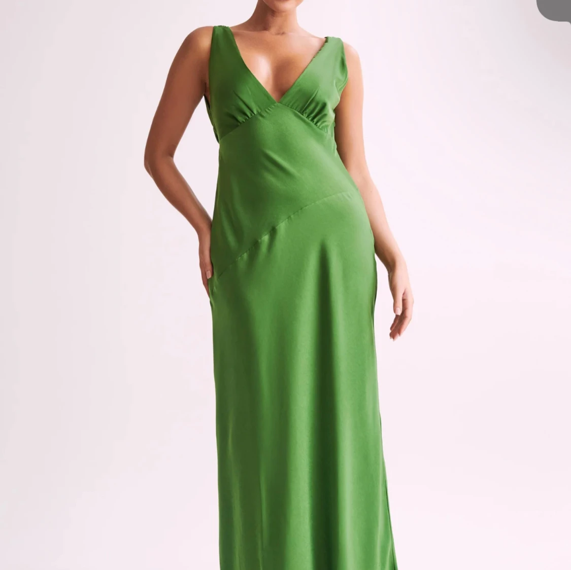 Grön långklänning i satin från meshki
