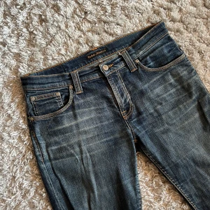 Nudie slim fit jeans - Säljer dessa riktigt snygga Nudie jeans som har en slim passform. Lapparna är tyvärr bortklippta med storlek och modell därför finns mått se bild 4 och 5. Jag skulle tro att det är ca W32 L32. Annars inga defekter. Bara att skriva över frågor och funderingar.