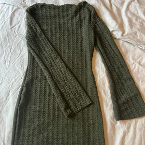 Mörkgrön klänning - Figursydd Klänning som aldrig används, utsvängda vidhandleden ❤️