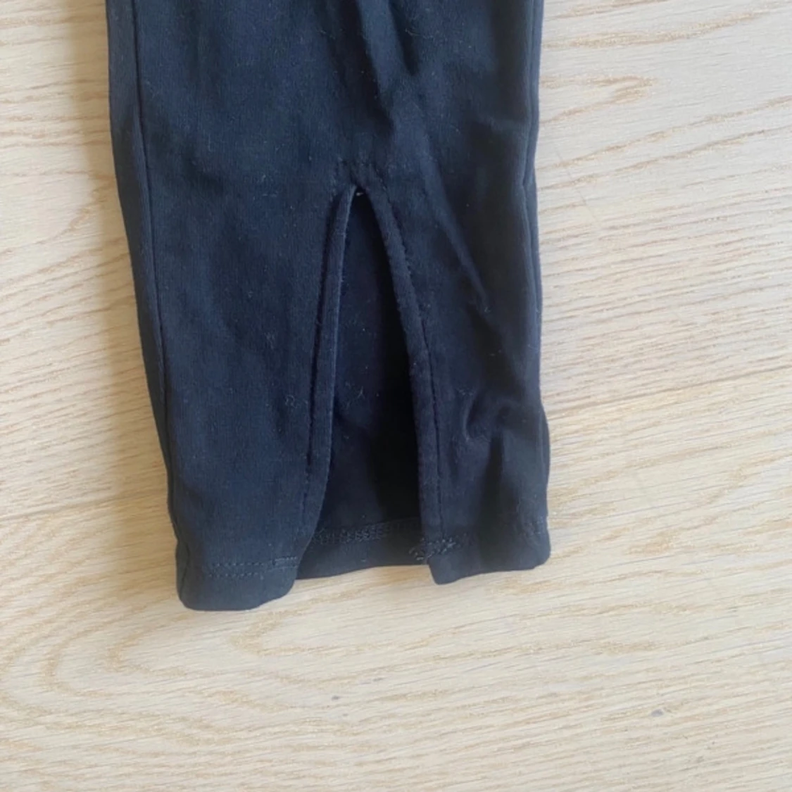 Svarta leggings med slits nertill - 2