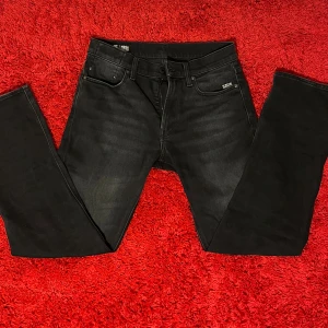 G-Star jeans - Ett par riktigt feta och svarta G-star jeans! De är raka i passformen, med en lätt gråaktig tvätt och inga defekter🙌 hör av dig om du har frågor! Nypris - 1499kr