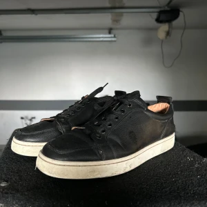 Svarta Louboutin sneakers i skinn - Sneakers från Louboutin i grymt sick stolek 42 väldigt fina skor och riktigt grymt matriall på dom pris kan diskuteras vid snabb affär 