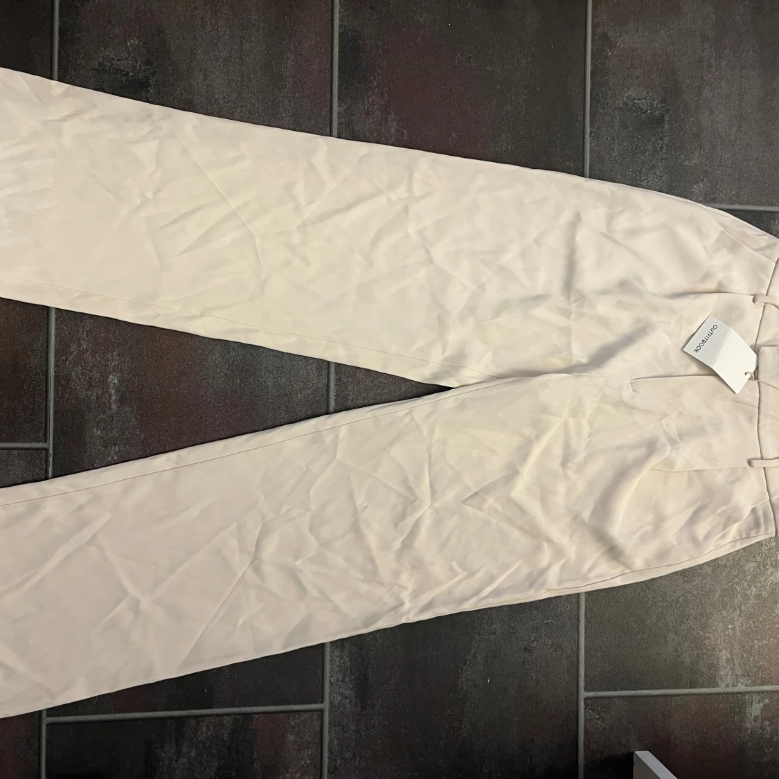 Beiga kostymbyxor från Outfitbook