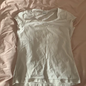 Vit kortärmad topp från Lindex - En basic vit topp från Lindex med korta armar.