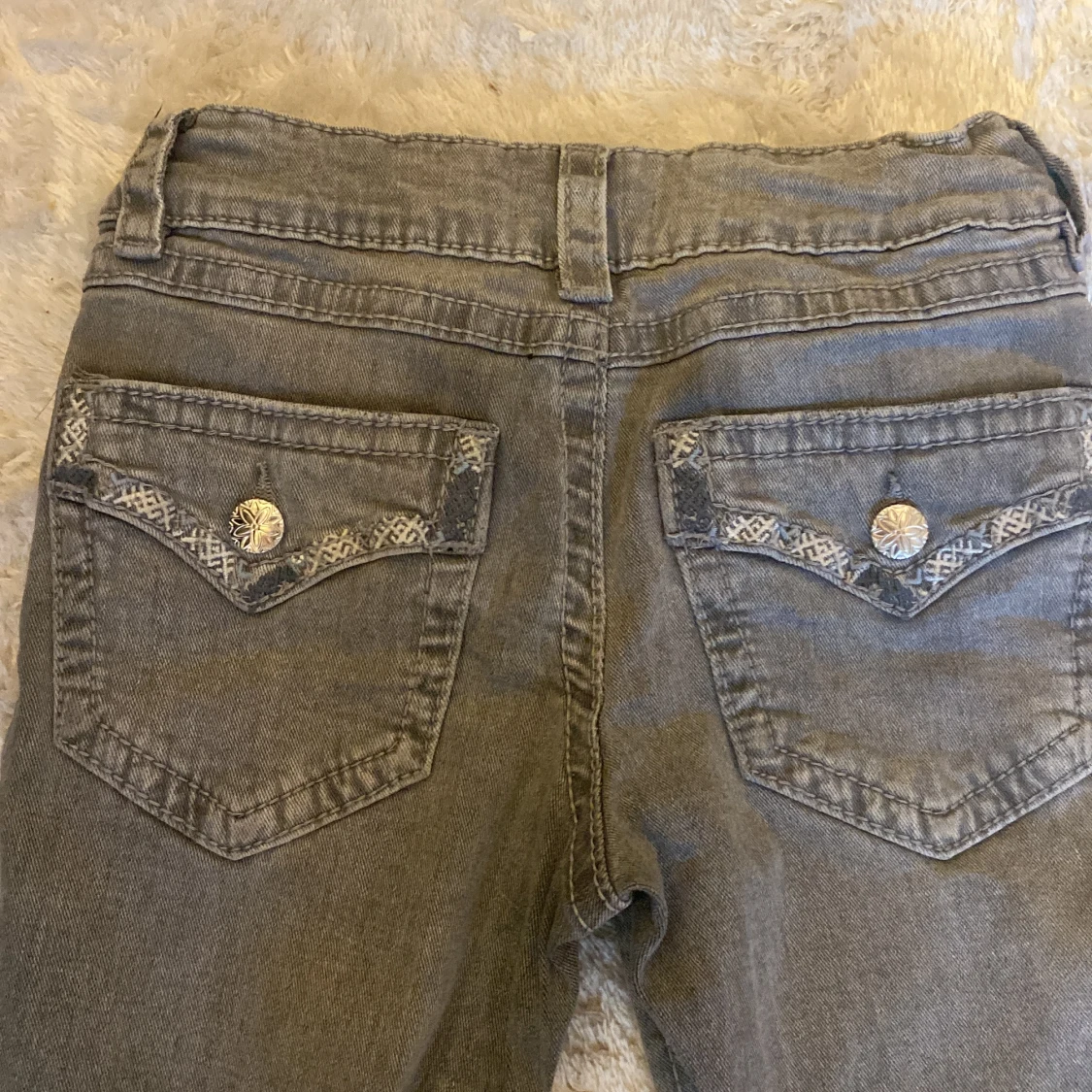 Grå bootcut jeans med detaljer. Båda jeansen för 500kr. - 2