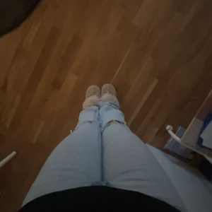 Nelly jeans med rosa fickor  - Säljer ett par ljusblå jeans nelly med rosa fickor med hål på knäna❤️❤️