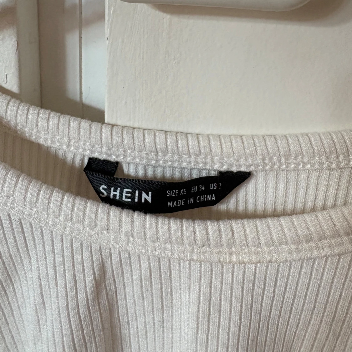 Vit ribbad linnetopp från SHEIN - 2