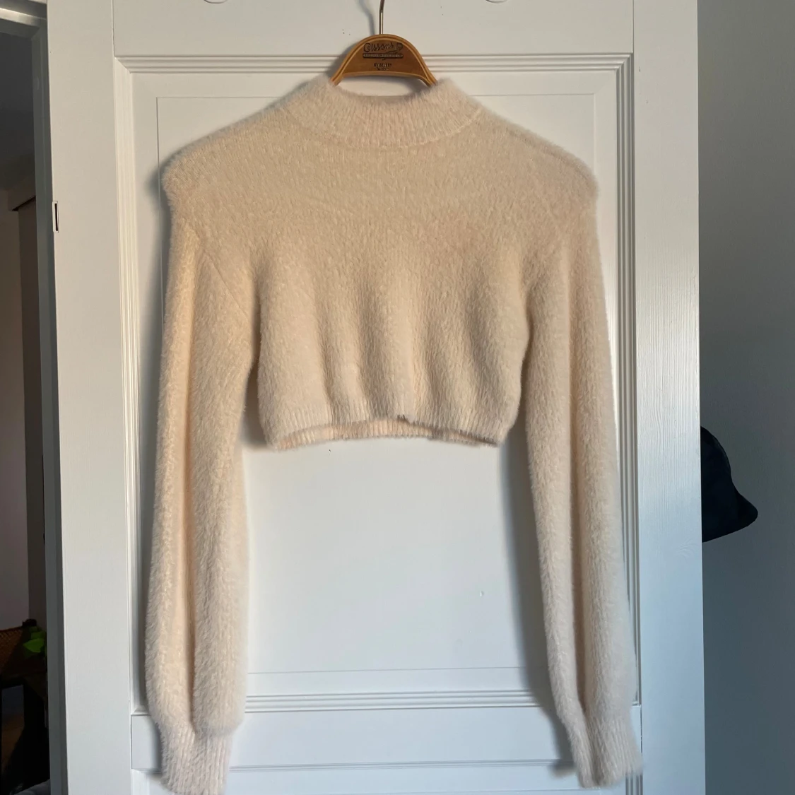 Ljusbeige croppad stickad tröja Bershka