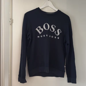 Tröja från Hugo Boss  - Fin tröja från Hugo Boss, köpt på herravdelningen men passar alla! 