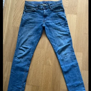 GANT slim jeans W31/L32 - Snygga blå jeans från GANT i modellen Hayes. Klassisk femficksdesign, normal midja och smal passform hela vägen ner. Perfekta för dig som gillar en stilren och enkel look.