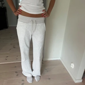 Lowwaist mjukisbyxor  - Nypris 900 kr! Långa i benen och nyskick! Lågmidjade mysbyxor med bred ribbad midja och snörning framtill. Byxorna har raka, lite vidare ben.
