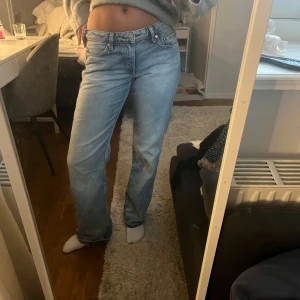 Snygga jeans - Skitnajs jeans från Weekday i storlek 29/32. Uppsprättade längst ner men det går självklart att sy upp om man vill. 