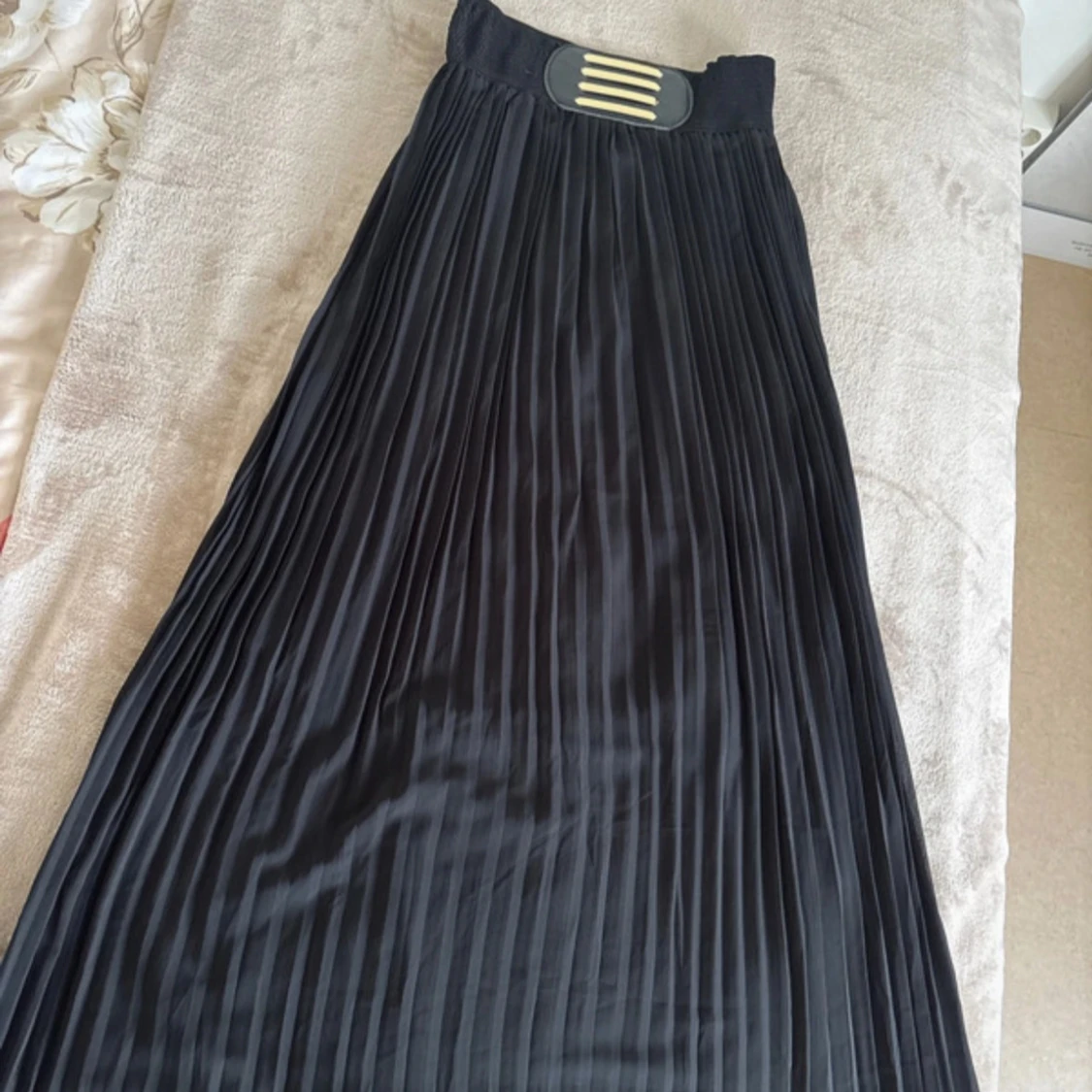Svart plisserad långkjol med bälte