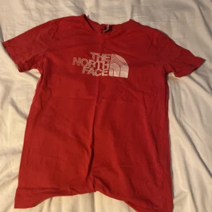 Röd t-shirt från The North Face - Tjena! Säljer en The North Face t-shirt bra sick perfekt för chill och massa annat. Kontakta om ni är intresserade 