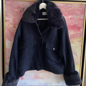 Liknande meotine jacka  - Snygg mörkblå pälsjacka från  Neo Noir, en liknande meotine jacka, så vacker till hösten och vintern💕