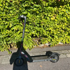 El Scooter E-WHEELS - Säljer nu min E wheels elspark som går i 25km/h och kommer 25 kilometer på batteriet. Batteriet är bytt vid 1000km och stänkskärm är ganska ny. Displayen funkar men kan ibland behöva trycka några gånger för att komma i rätt läge. Bakhjulet behöver pumpas men inte haft orken därav priset. Kan ej frakta finns i Göteborg🔥Pris kan diskuteras vid snabb affär!