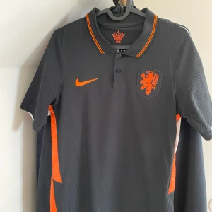Nederländerna bortatröja  - Jätte fin Holland tröja i strålande skick, inga defekter.  Tröjan är vaporknit (player edition)! Det är storlek XS men den passar även mig som annars har storlek S. Priset kan diskuteras! :)