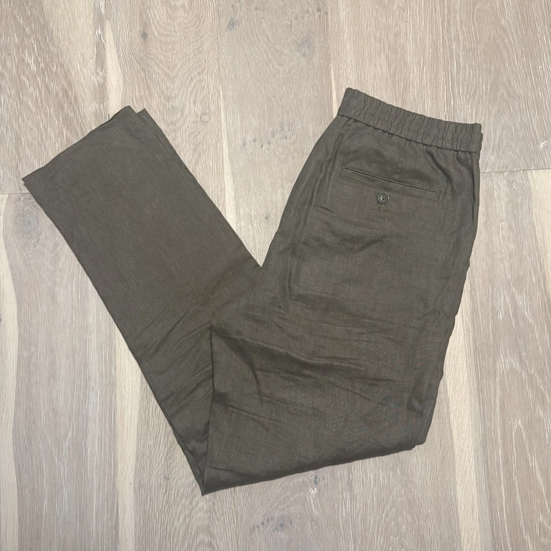 Olivgröna linnebyxor från These Glory Days