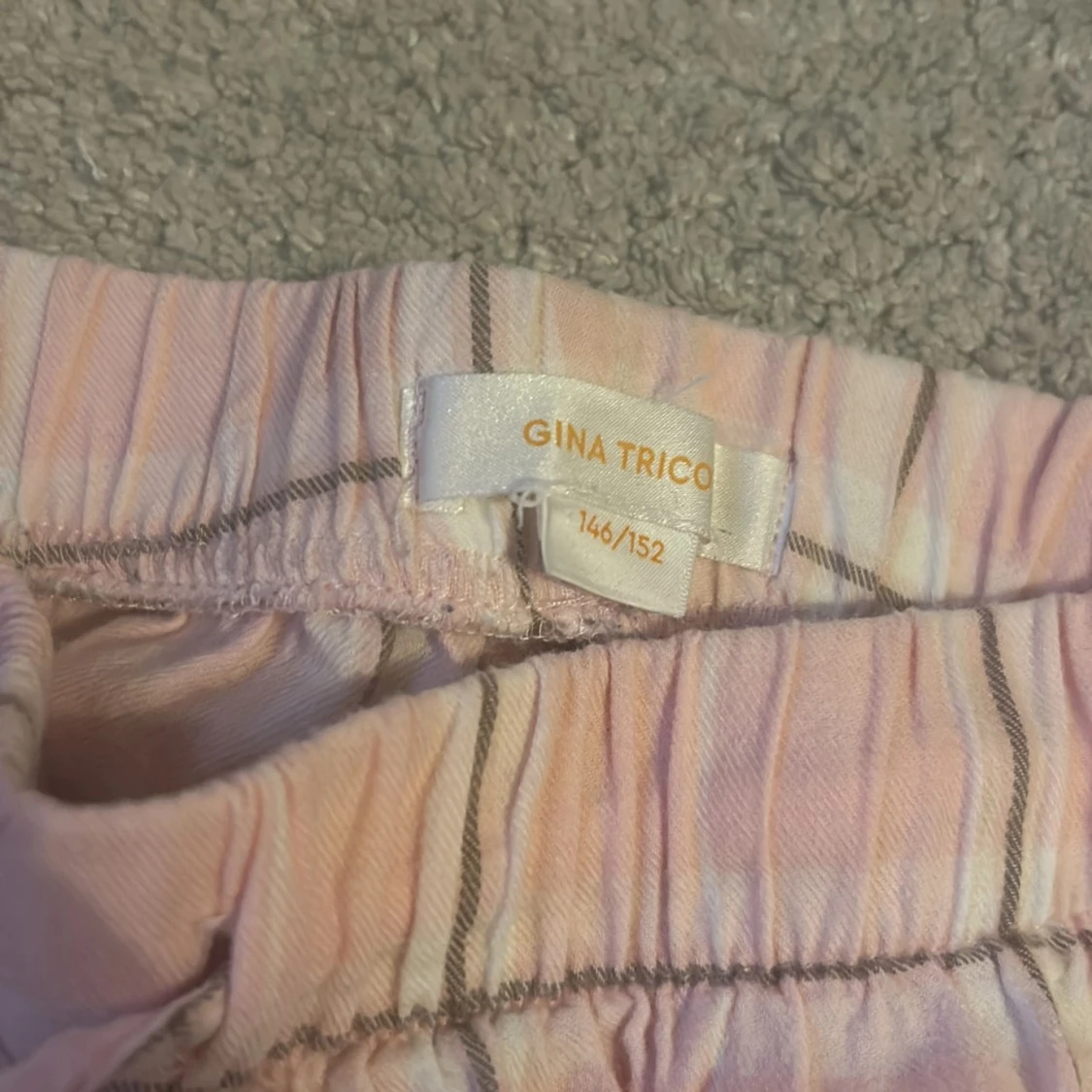 Rosa rutiga byxor från Gina Tricot - 90