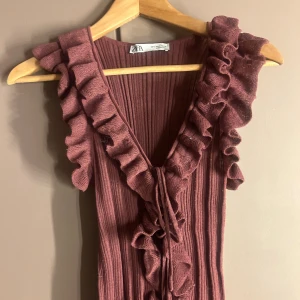 Ribbad volangtopp från Zara i vinrött - Super snygg topp från Zara som jag ej tror säljs längre!! Den är använd men i bra skick och är perfekt till hösten. Har satt jätte högt pris jag vet men fattar ej hur intressekolls funktipnen fungerar 😅