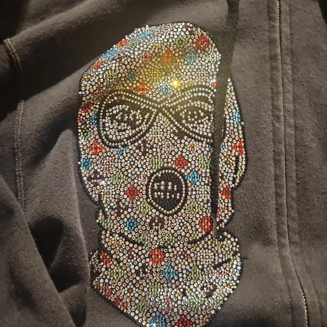 Svart hoodie med strassmask och text - 1