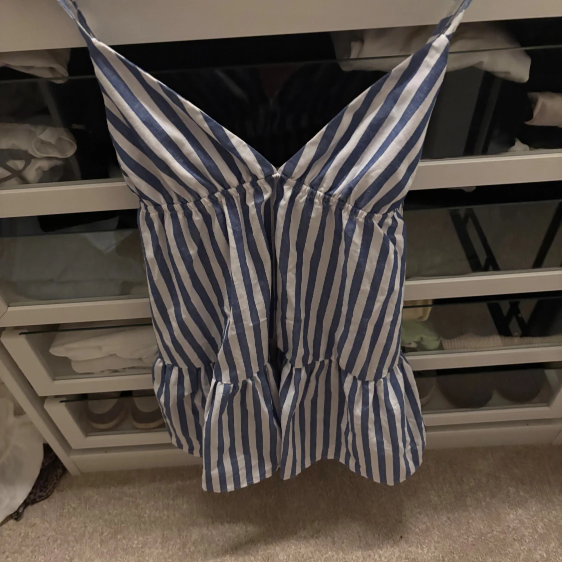 Randig blåvit linne klänning med volang