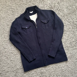 Marinblå tröja  - Säljer en riktigt snygg marinblå tröja. Den är 8/10 skick. Den är storlek L, men sitter mer som M. Något nopprig, vilket är svårt att undvika, syns minimalt. Pris kan diskuteras. Hör av dig om du har någon fråga! 