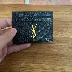 YSL plånbok - Yves saint Laurent plånboks korthållare. Aldrig använd. Skickas snabbt!