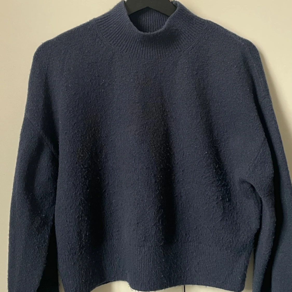 Mörkblå stickad polotröja  - 1