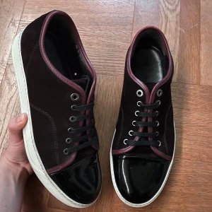 Lanvin sneakers i vinröd mocka - Vinröda Lanvins! Superb skick! Uk 8 sitter som 43-44. Box medföljer vid köp för 3000 kr!🍾
