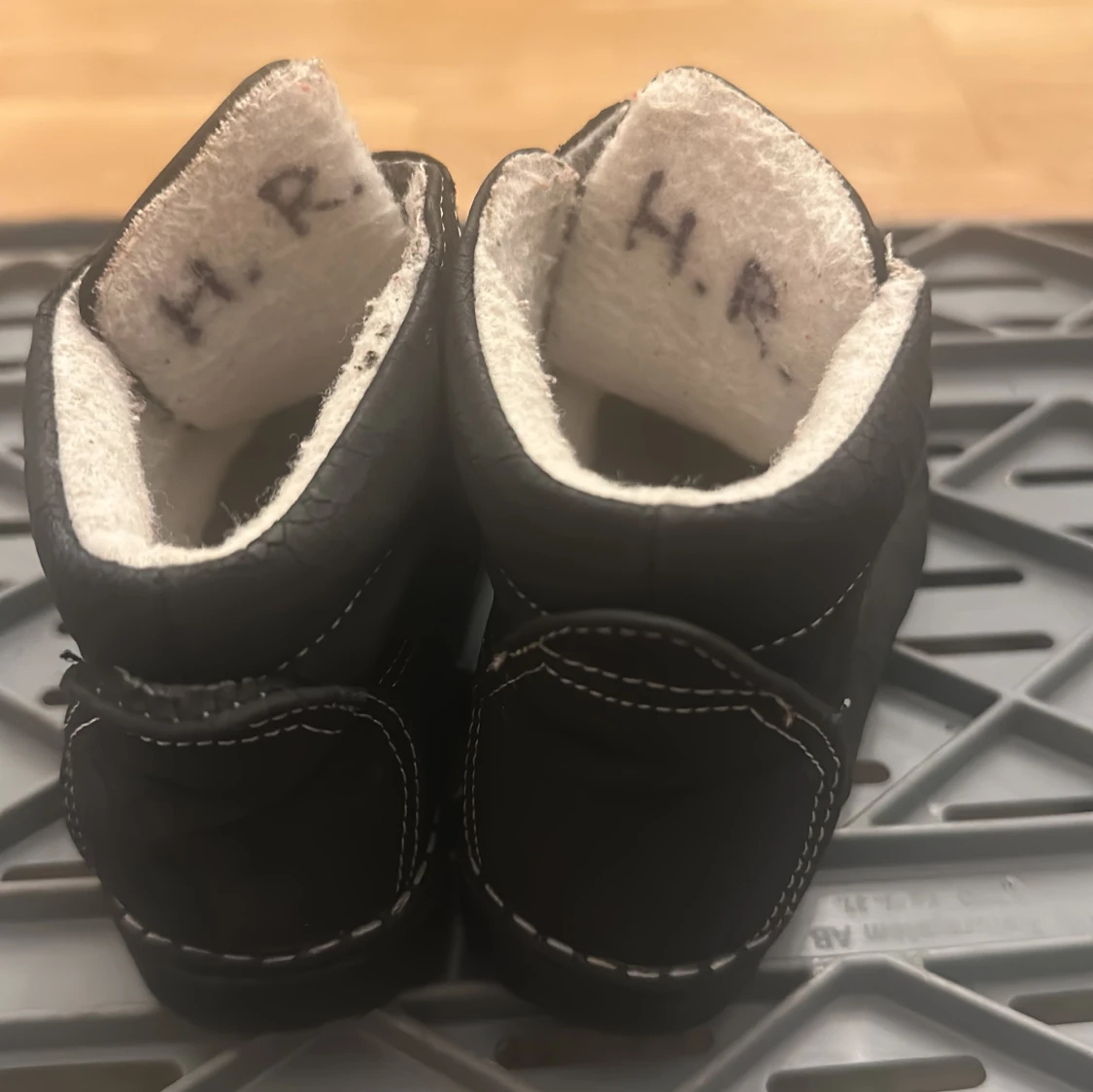 Svarta barnkängor med nallebrodyr - 1