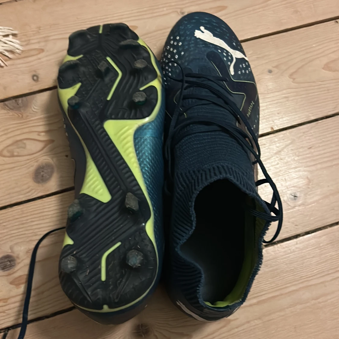 Puma blå fotbollsskor med snörning frakt betalas själv - 1