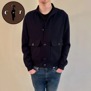 Massimo Dutti jacka - Cardigan från Massimo Dutti | Skick 9/10 | Nypris ~2000kr, vårat pris endast 999kr | Storlek L, men passar bra på folk runt 180| Svarar gärna på era frågor och funderingar!