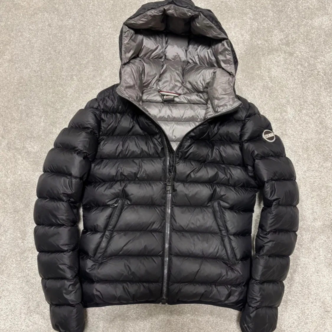 Svart dunjacka med huva från Colmar