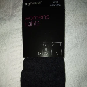 Svarta ribbade stickade strumpbyxor, Strlk 36-38. MyWear. - Ett par svarta stickade strumpbyxor med ribbad struktur. De är helsvarta, lite tjockare än vanliga nylonstrumpbyxor, passar för lite kyligare dagar. Materialet är stickat i modalmix och ger en snygg och enkel look till din outfit. Endast provade, ej använda. Felfria. Strlk 36-38.