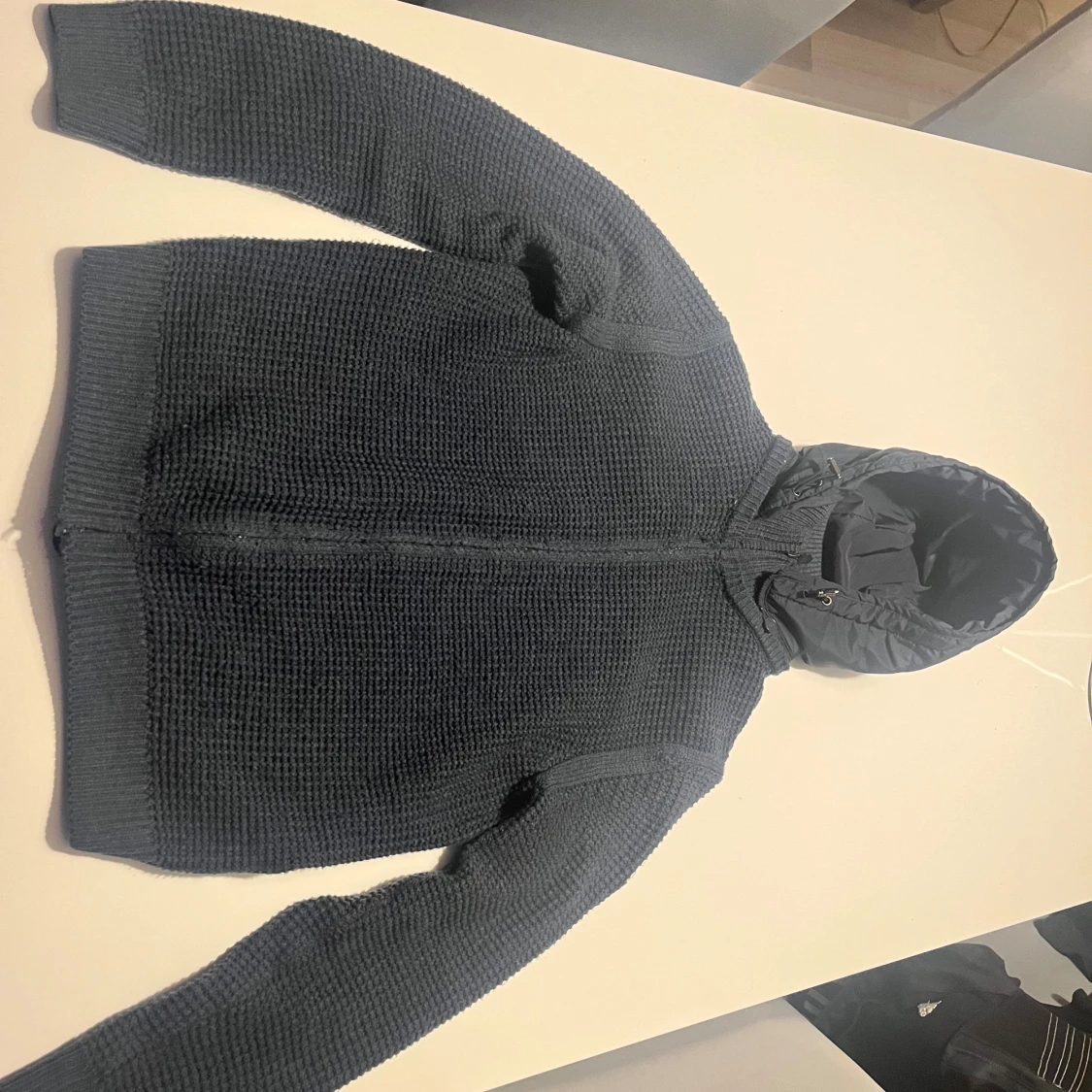Mörkblå stickad hoodie från Polo Club