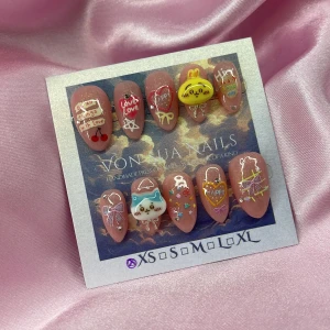 KawaiiSet (XS);Short Almond;Curved - Supergulliga handgjorda press-on naglar i rosa med glitter, dekorerade med 3D-motiv som katt, kanin, hjärtan, körsbär, rosetter och text som 'Love' och 'Happy'. Naglarna har en kort mandelform och kommer i XS: 14 mm, 11 mm, 11,5 mm, 10 mm, 8 mm . Perfekt för dig som gillar söta och unika designer.