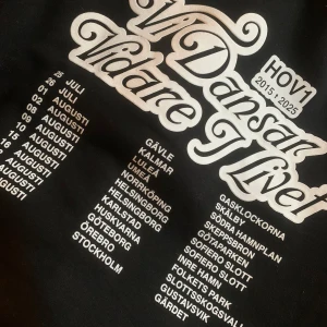 Hov1 hoodie - Säljer denna hoodie från hov1 sista slut konsert. Jätte fin och ändast använd en gång, kontakta vid frågor eller funderingar 