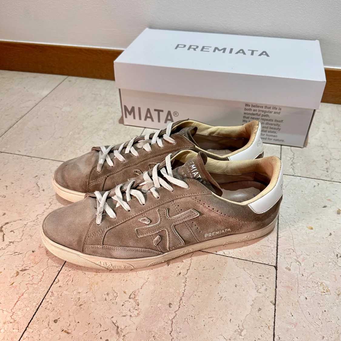 Beige sneakers från Premiata mocka