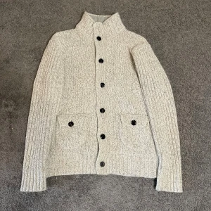 Stickad Kofta - Tja säljer nu en stickad kofta i storlek L för endast 649. Priset är ej hugget i sten och skriv i dm vid frågor! 🙌