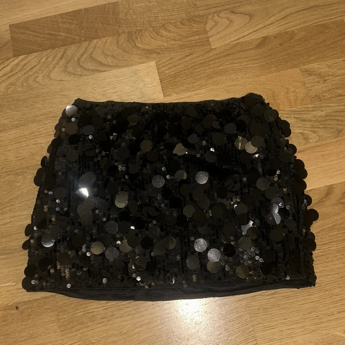 Svart glittrig paljettkjol