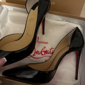 Christian Louboutins - Säljer dessa Christian Louboutin klackarna modellen Iriza. Har aldrig använt dessa, helt nya!!! Köpte för ca 8000kr men säljer för 7000kr då de är slutsålda och helt oanvända!! Klackarna är 10cm och allt ingår (box, dustbag, kvitto) Möts ENDAST upp i Stockholm eller Norrköping. Fraktar EJ!