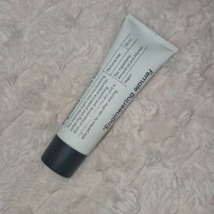 Intim balm från Female Engineering - Intim balm i vit tub med svart lock, 50 ml, vegansk och parfymfri. Innehåller mandelolja och allantoin som mjukgör och återfuktar huden. Parfymfri, vegansk, återfuktande, mjukgörande och skyddande. Kan även användas efter rakning. Tuben är smidig att ha med sig och har tydlig text på framsidan