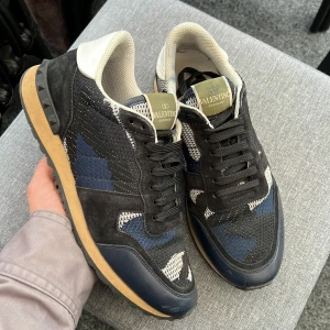 Valentino rockrunners 41  - Sjukt snygga rockrunners! En riktigt eftertraktad modell/färg! Size 41 sitter lite stort. Så typ 41,5! Skick 8,5+/10! Nypris ca 7000kr! Hör av dig vid frågor! Kan frakta samma dag! 🤩