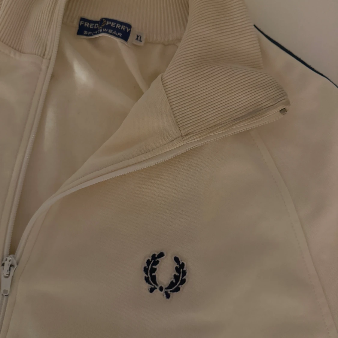 Vit Fred Perry tröja  - 1