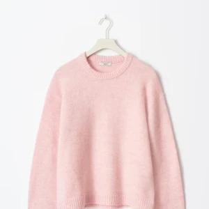 Ljusrosa stickad tröja från Gina Tricot - Supermjuk och fluffig ljusrosa stickad tröja från Gina Tricot. Tröjan har rund halsringning, ribbade muddar och en loose passform som ger en chill vibe. Perfekt att slänga på sig när det är kallt ute. Aldrig använd