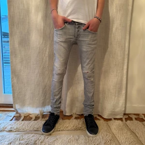 Dondup jeans  - Tjabba! Säljer nu dessa dondup jeans i storlek w29! Dom är i ett okej skick 6/10, några defekter! Om ni har några funderingar så är det bara att höra av sig!😄